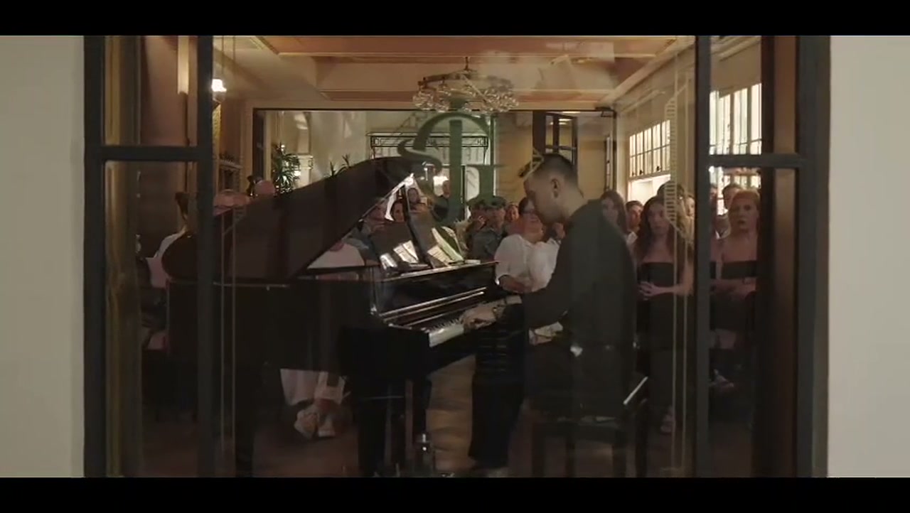 Público de pie alrededor del piano durante Spark of Hope 2025